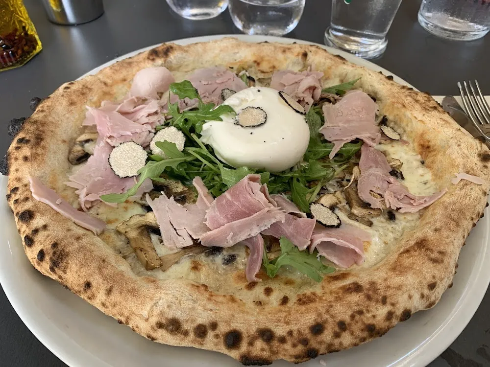 Pizza Truffes Et Burrata Di Bufala